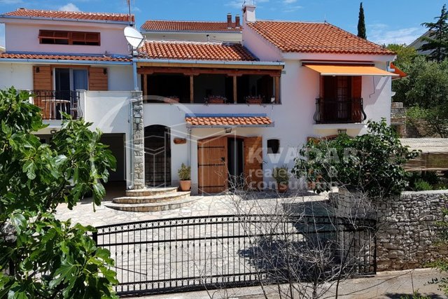 NEWLY renovated Villa with 3 apartments - 50 m from the sea
