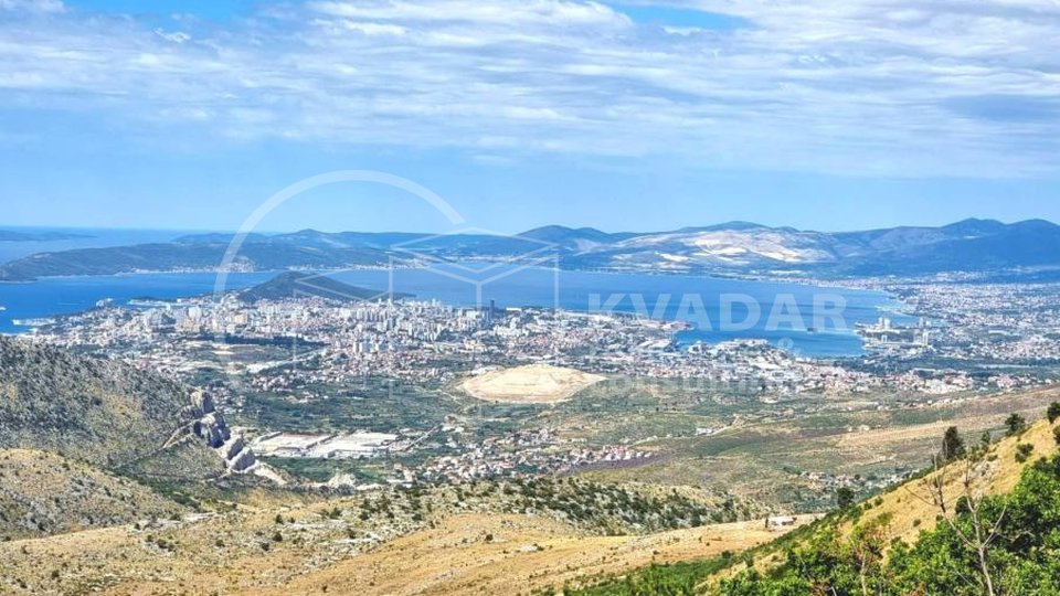 Građevinsko zemljište s veličanstvenim pogledom na Split i okolni acquatorium