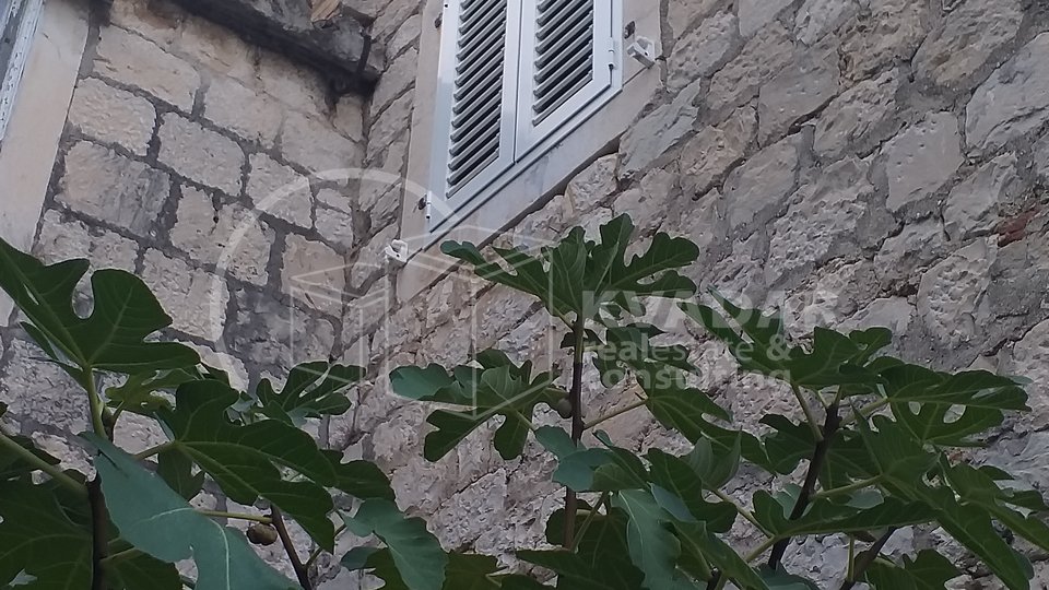 Stone house in Trogir on 3 floors, 180m2 + yard 90m2