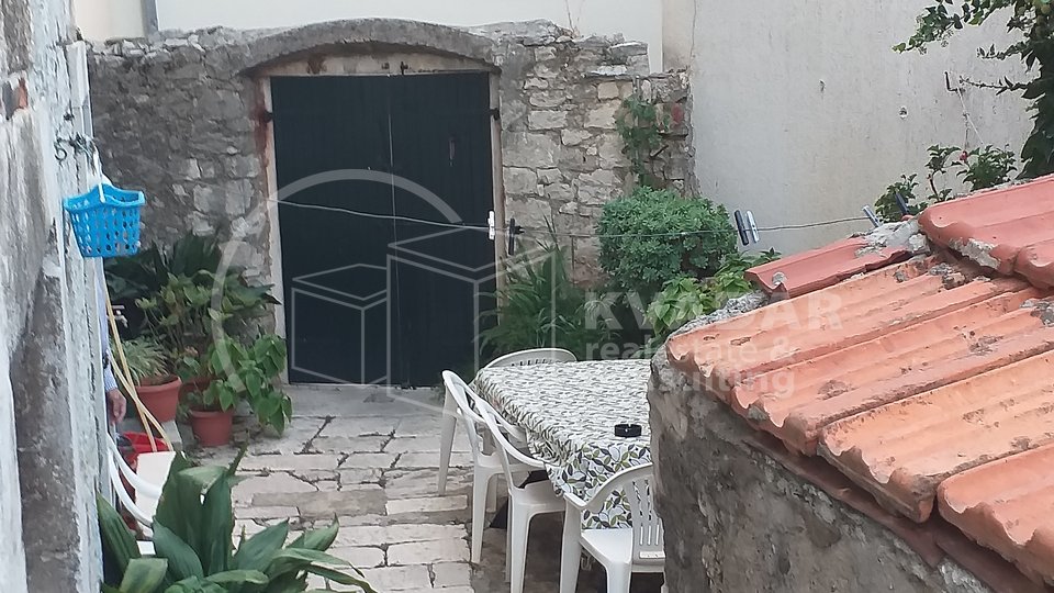 Stone house in Trogir on 3 floors, 180m2 + yard 90m2