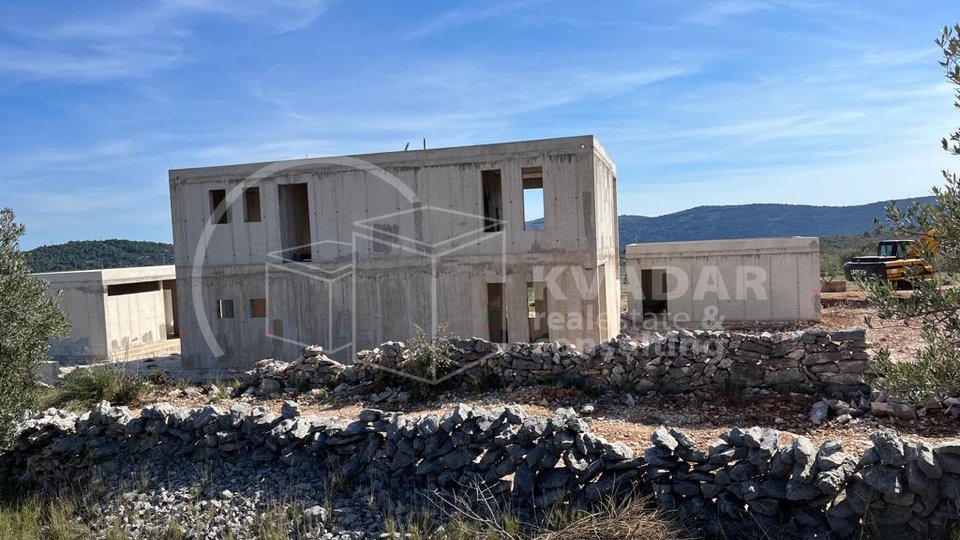 Residential - farm building with an olive grove on a plot of 7000m2