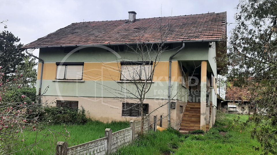 Križci - Kloštar Ivanić - Stara kuća + štagalj + šupa + spremišta + zemljište ukupno 6.937 m2 - 55.000 €