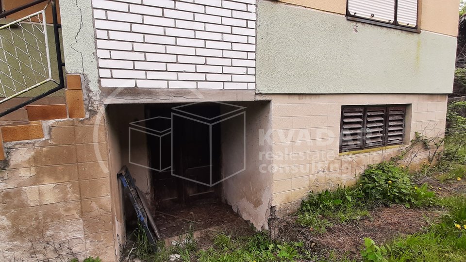 Križci - Kloštar Ivanić - Stara kuća + štagalj + šupa + spremišta + zemljište ukupno 6.937 m2 - 55.000 €