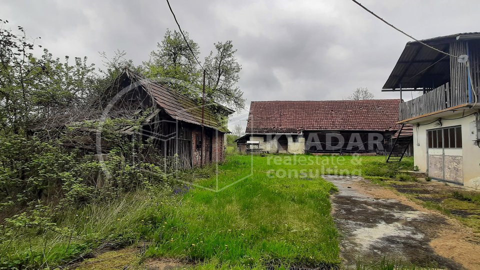 Križci - Kloštar Ivanić - Stara kuća + štagalj + šupa + spremišta + zemljište ukupno 6.937 m2 - 55.000 €
