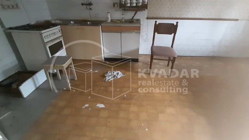 Križci - Kloštar Ivanić - Stara kuća + štagalj + šupa + spremišta + zemljište ukupno 6.937 m2 - 55.000 €