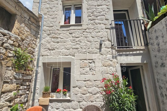 House with a garden in the historical center of Kaštel Lukšić - 50m from the beach - completely renovated