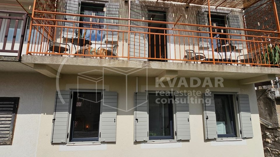 House in a row of tipical Kastela's small street -120m2 - completely renovated - 50m from the sea
