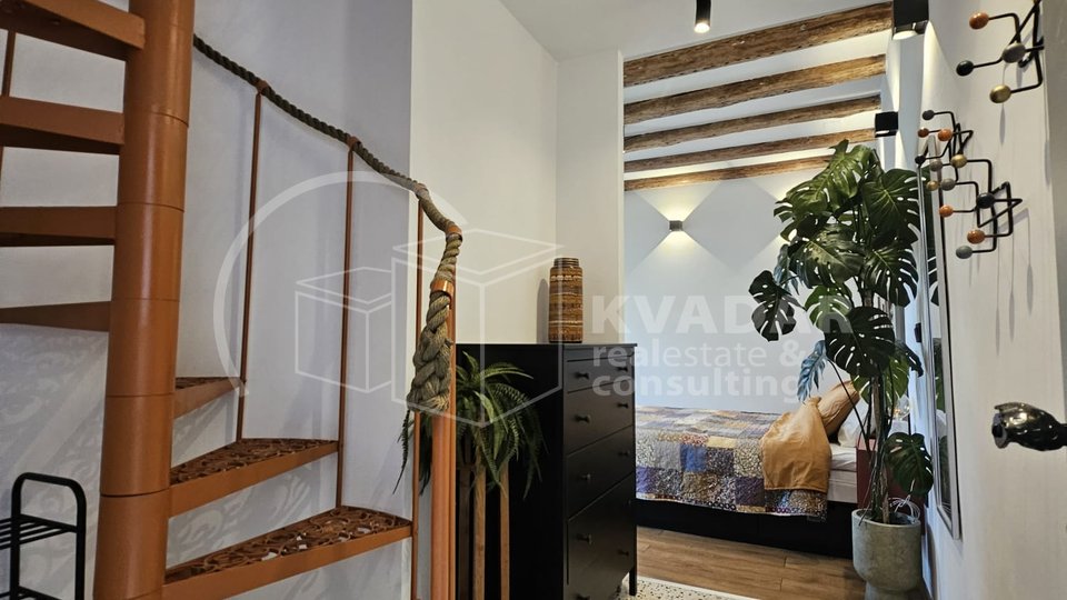 Kuća u nizu kaštelanske kalete 120m2 - potpuno renovirana - 50m od mora