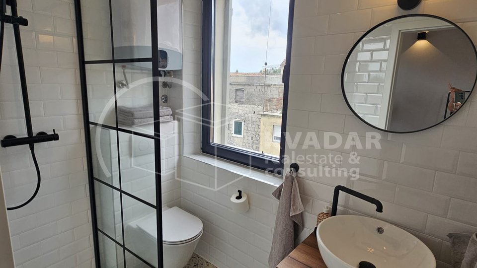 Kuća u nizu kaštelanske kalete 120m2 - potpuno renovirana - 50m od mora