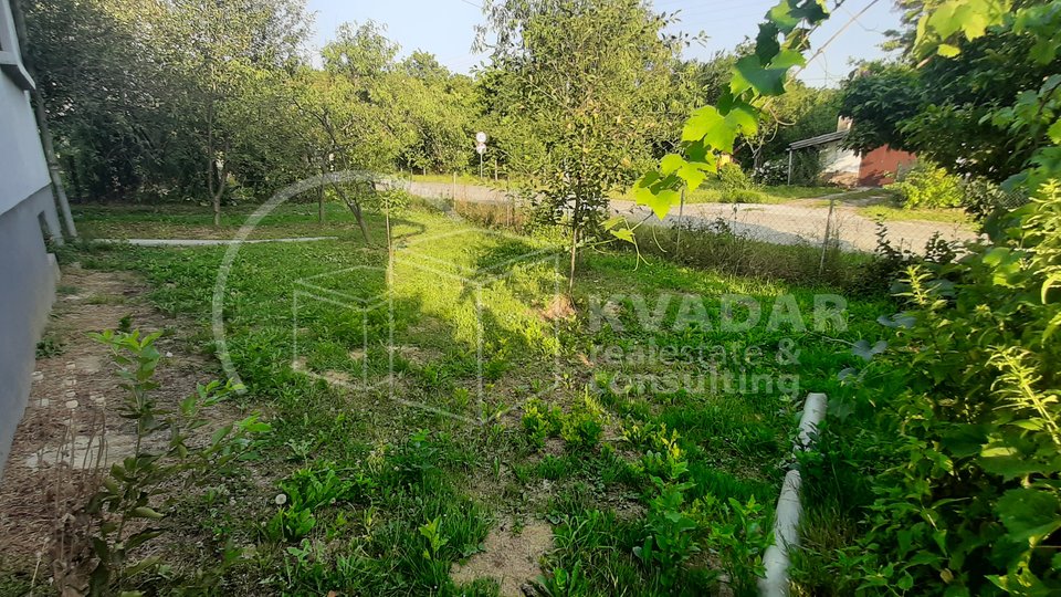 Bešlinec - Kloštar Ivanić - Prilika! Prodaje se veliko imanje / Kuća sa popratnim zgradama i oranicom od ukupno 7366m2 za 55.000 €