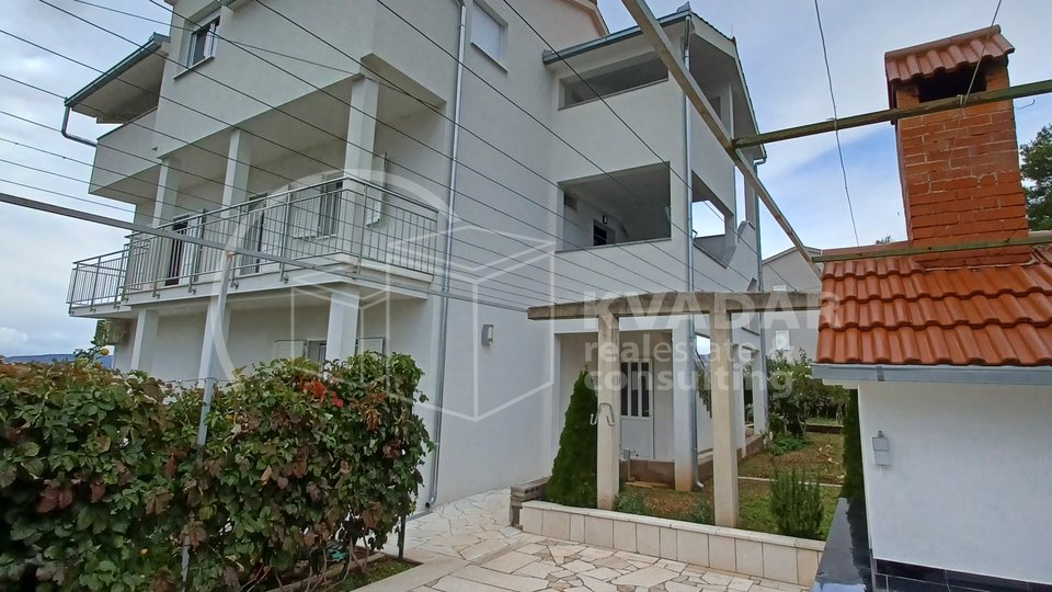 Samostojeća kuća na 4 etaže sa uređenom okućnicom od 900m2 s otvorenim pogledom na more - Okrug Gornji na Čiovu.