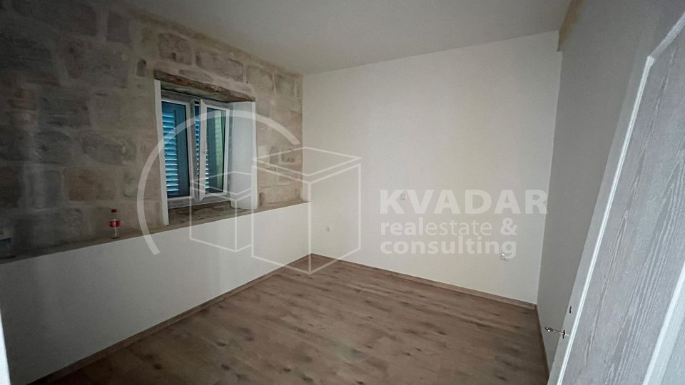 KORČULA/ŽRNOVO, RENOVATED STONE HOUSE 140 M2 with 3 apartments