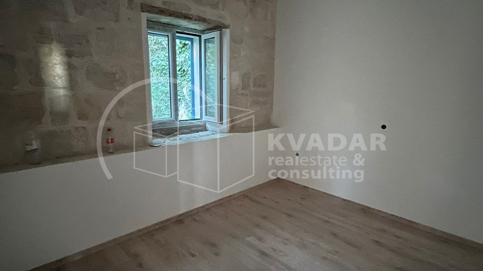 KORČULA/ŽRNOVO, RENOVATED STONE HOUSE 140 M2 with 3 apartments