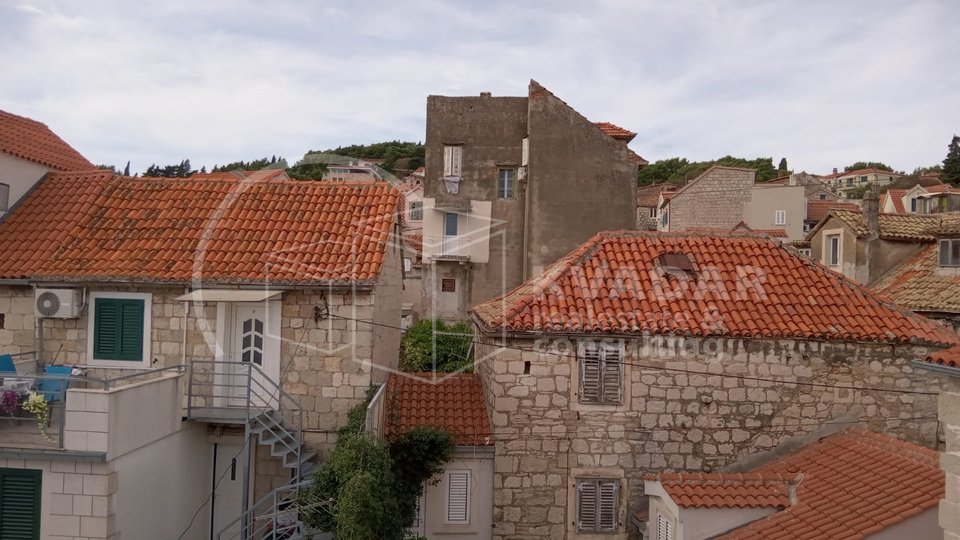 Split, Varoš - kamena kuća sa 4 smještajne jedinice, ukupno 93m2, pogled na more!