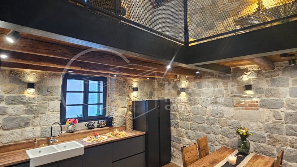 Kaštela - Luksuzni apartman u novo renoviranoj kamenoj kući - 50m od mora