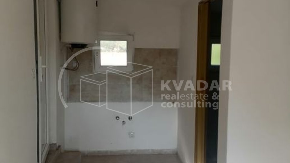 Detached house on 2 floors with 4 apartments - Karlobag