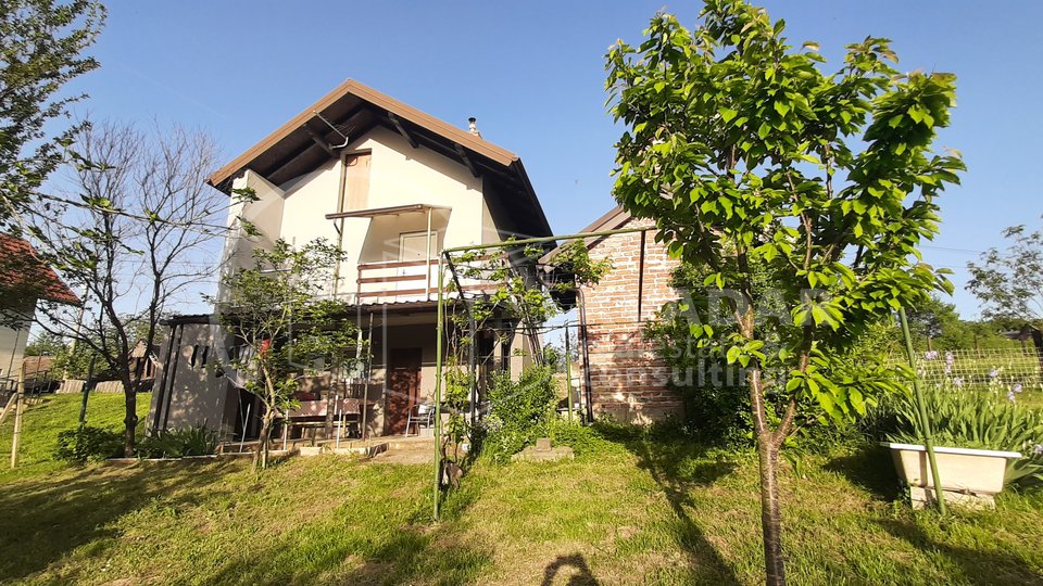 Prodaje se kuća ili prekrasna vikendica u Kloštar Ivaniću sa imanjem od 1263 m2 - općina Bešlinec za 80.000,00 €