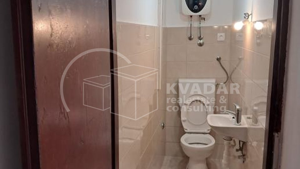 Šibenik, prvi red do mora(na rivi), najam poslovnog prostora od 50 m2/1200 Eura