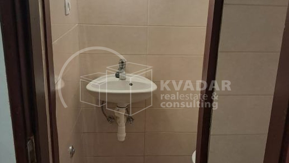 Šibenik, prvi red do mora(na rivi), najam poslovnog prostora od 50 m2/1200 Eura