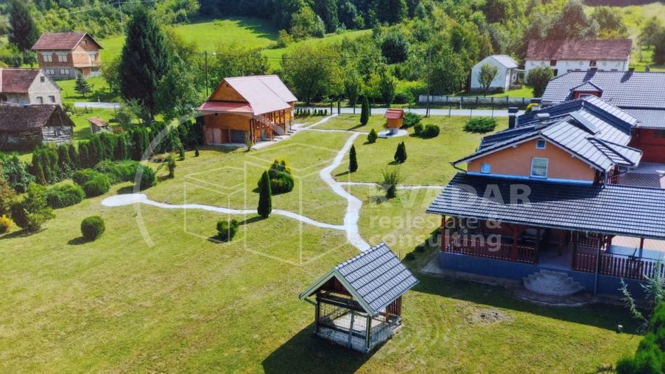 GORNJI HRASTOVAC (nedaleko Sunje), KUĆA S APARTMANIMA, NA POSJEDU OD 37.335m2