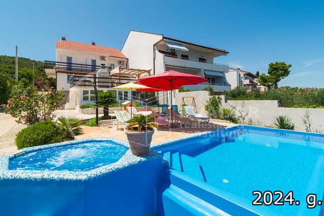 House with a large garden and swimming pool - first row to the sea - SLATINE - island Čiovo