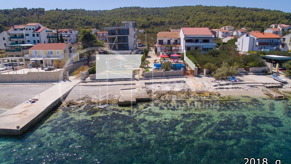 House with a large garden and swimming pool - first row to the sea - SLATINE - island Čiovo