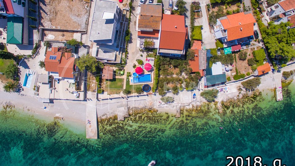 House with a large garden and swimming pool - first row to the sea - SLATINE - island Čiovo