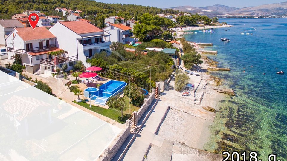 House with a large garden and swimming pool - first row to the sea - SLATINE - island Čiovo