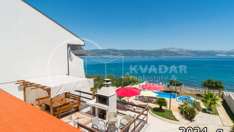 House with a large garden and swimming pool - first row to the sea - SLATINE - island Čiovo