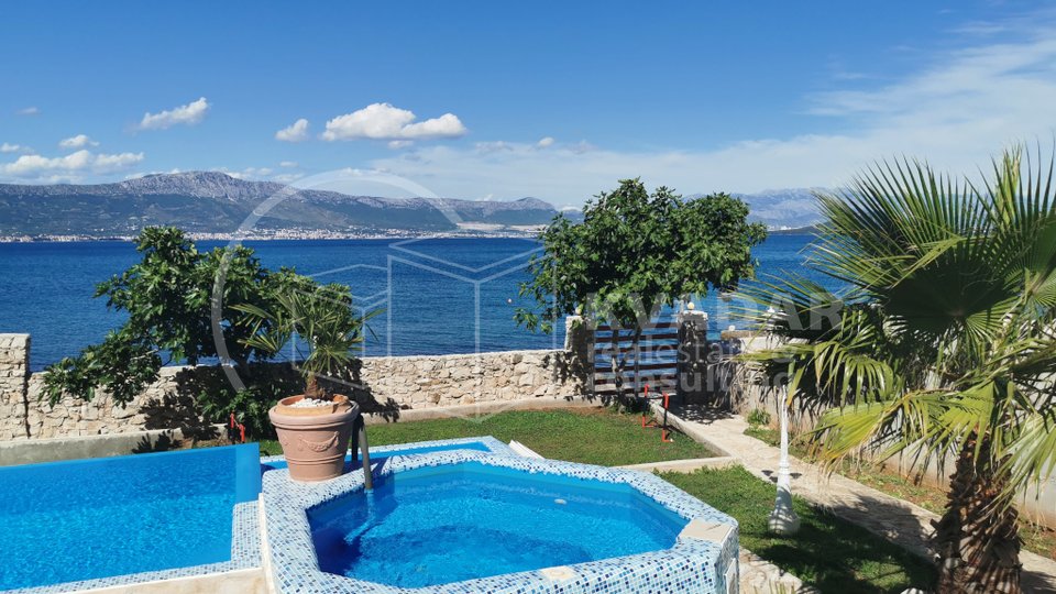 House with a large garden and swimming pool - first row to the sea - SLATINE - island Čiovo