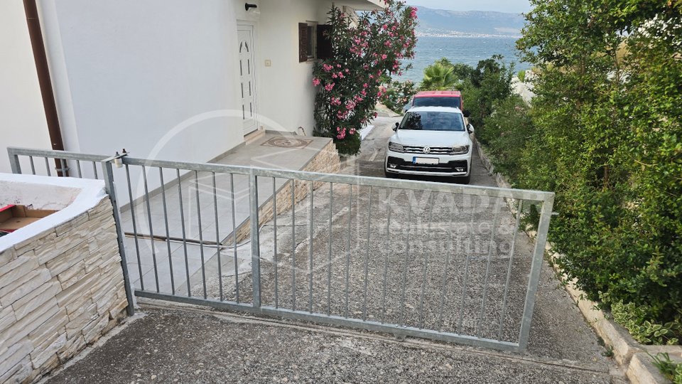 House with a large garden and swimming pool - first row to the sea - SLATINE - island Čiovo