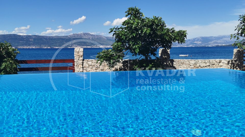 House with a large garden and swimming pool - first row to the sea - SLATINE - island Čiovo