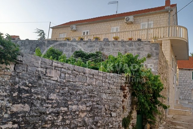 Brač/Gornji Humac/Kamena kuća na 3 etaže, 2 komforna stana i poslovni prostor!