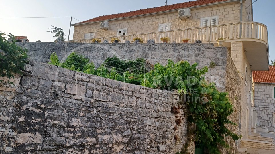 Brač/Gornji Humac/Kamena kuća na 3 etaže, 2 komforna stana i poslovni prostor!