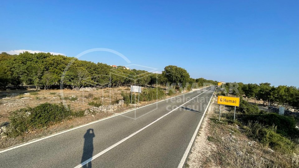 Prostrani teren pravilnog oblika uz cestu za Bol - otok Brač -Gornji Humac