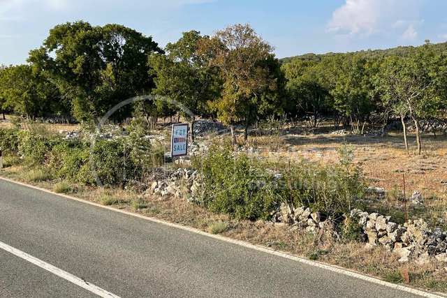 Prostrani teren pravilnog oblika uz cestu za Bol - otok Brač -Gornji Humac