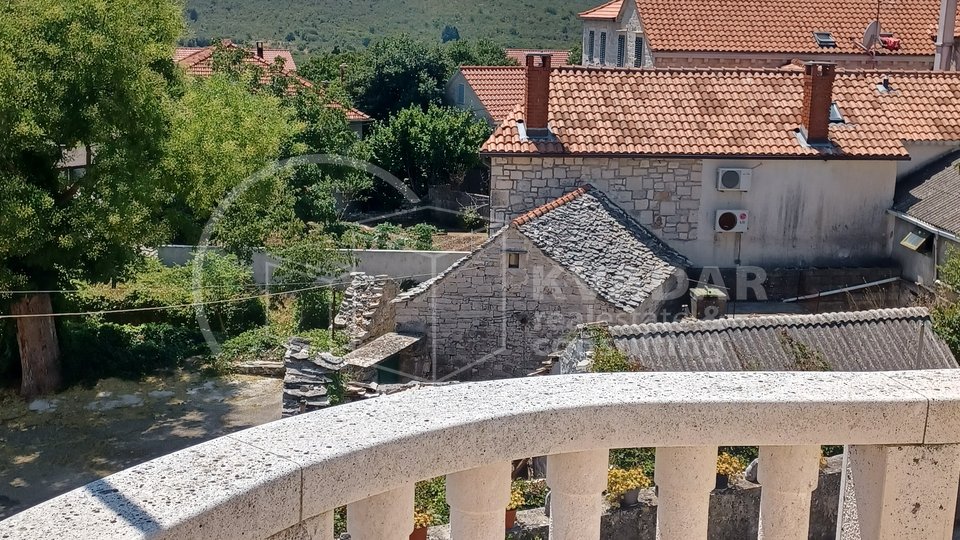 Novorenoviran, potpuno opremljen stan u kamenoj kući u centru Gornjeg Humca - otok Brač