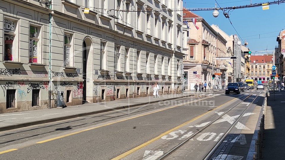 SUPER PRILIKA!ZAGREB,FRANKOPANSKA,3-SOBAN STAN SA PARKINGOM