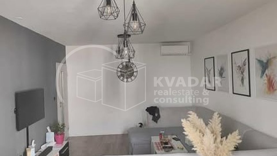 Benkovac/Centar/Prekrasan veliki stan novoadaptiran/90m2!